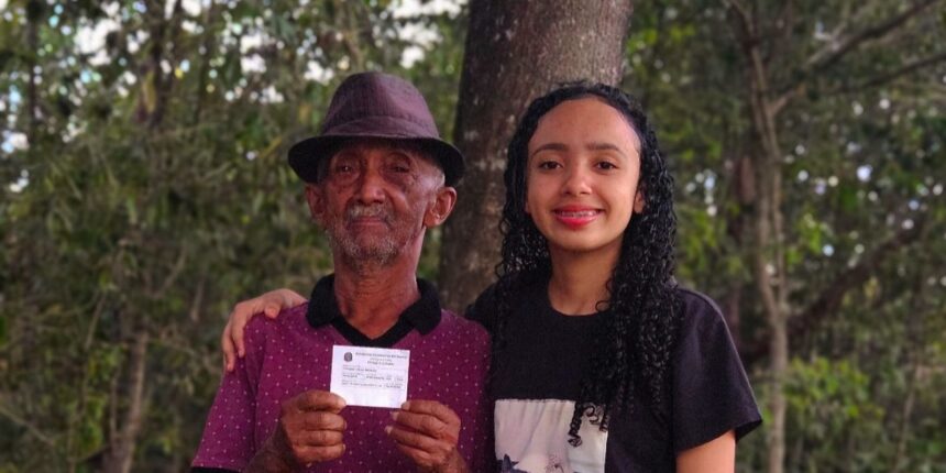 Aos 87 anos, quilombola vota ao lado da neta em sua estreia nas urnas