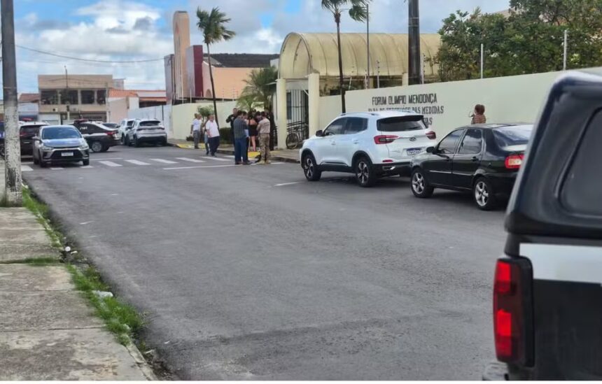 Atirador fere advogado e cliente na porta de fórum em Aracaju