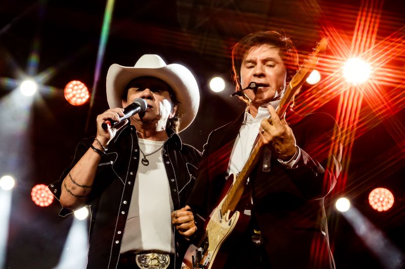 Zezé Di Camargo surpreende e emenda show ao amanhecer em Barretos 4 Show na arena da Festa do Peão de Barretos 2026