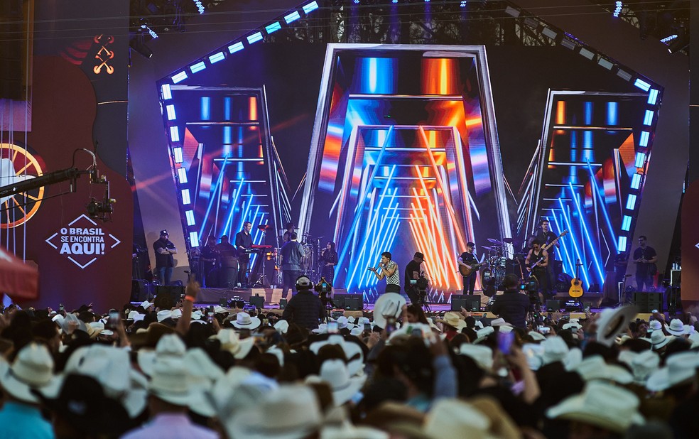 Zezé Di Camargo surpreende e emenda show ao amanhecer em Barretos 2 Público acompanha a programação da Festa do Peão de Barretos 2026