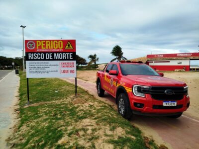 Bombeiros alertam para risco extremo de banho na Praia dos Artistas