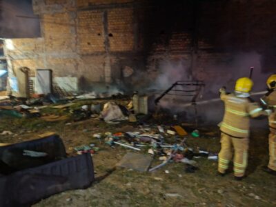 Bombeiros controlam incêndio em barraco no Santos Dumont, em Aracaju