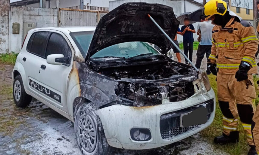 Bombeiros controlam incêndio em carro na Taiçoca, em Socorro