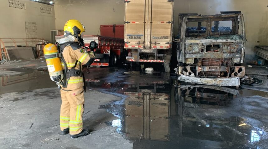 Bombeiros controlam incêndio em depósito no bairro Pereira Lobo