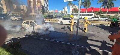 Bombeiros controlam incêndio que destrói carro perto do Shopping Jardins