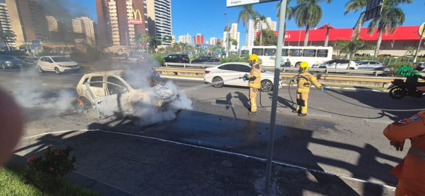 Bombeiros controlam incêndio que destrói carro perto do Shopping Jardins