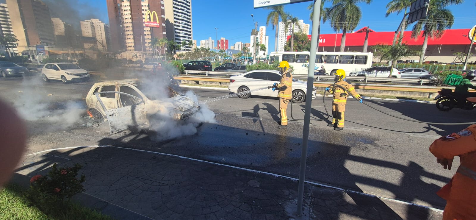 Bombeiros controlam incêndio que destrói carro perto do Shopping Jardins