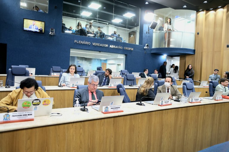 Câmara aprova hino mensal nas escolas e avança em proteção a PCDs
