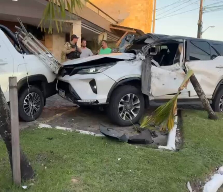 Civic perde controle, atinge carros estacionados e deixa ferido em Aracaju