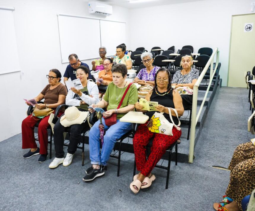 Clube do Livro para idosos incentiva leitura e convivência em Aracaju