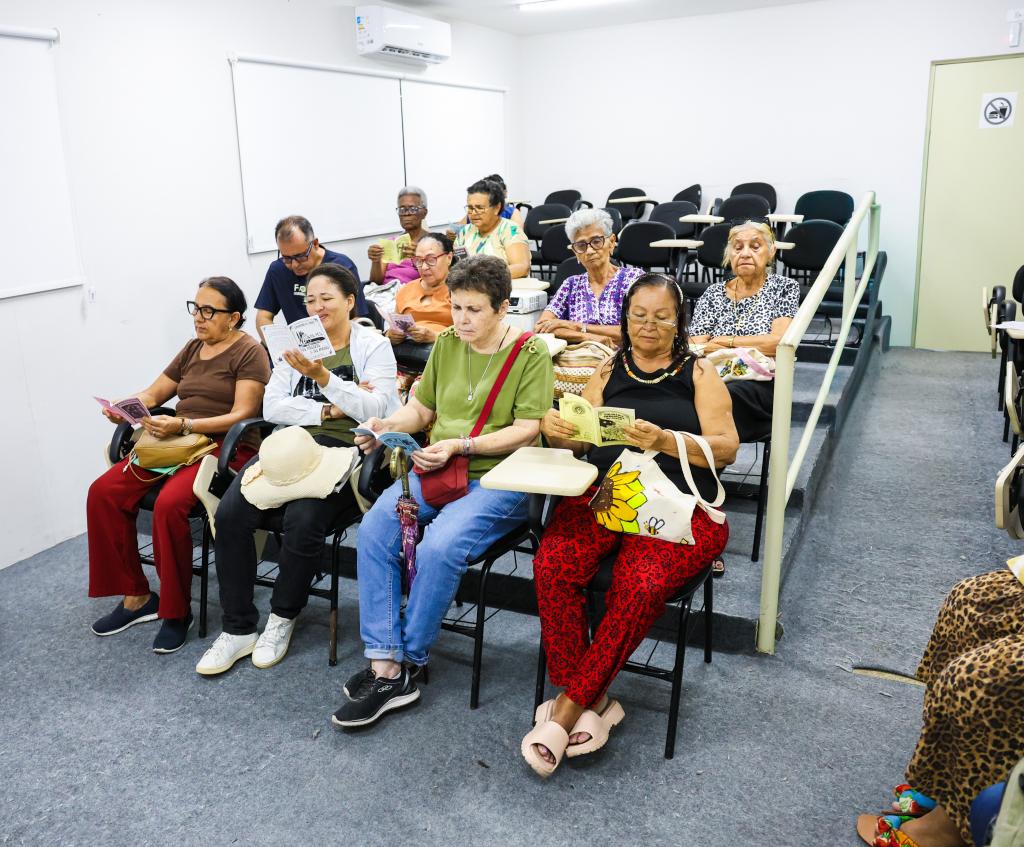Clube do Livro para idosos incentiva leitura e convivência em Aracaju