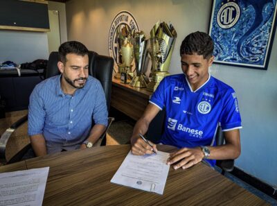 Confiança aposta em zagueiro de Capela e assina contrato de formação