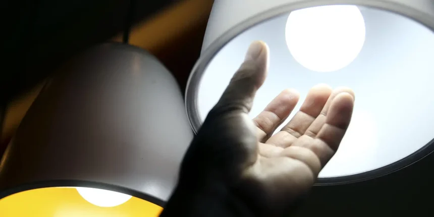 Conta de luz e alimentos derrubam prévia da inflação em agosto