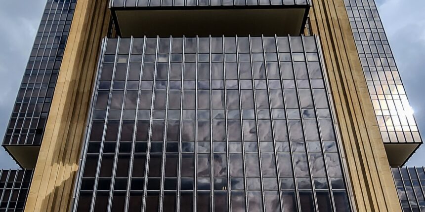 Copom corta Selic a 14%, mas BC mantém cautela com inflação