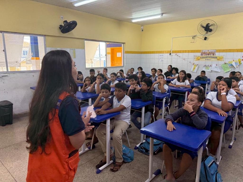 Defesa Civil orienta alunos sobre lixo irregular e risco de alagamentos