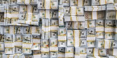 Dólar cai ao menor patamar em um mês e bolsa avança com apetite por risco