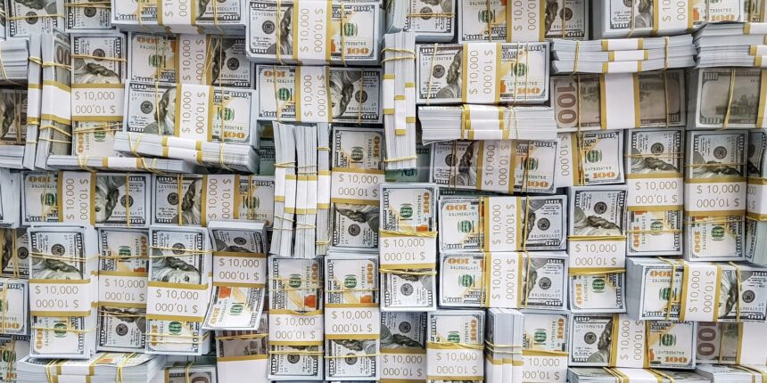 Dólar cai ao menor patamar em um mês e bolsa avança com apetite por risco