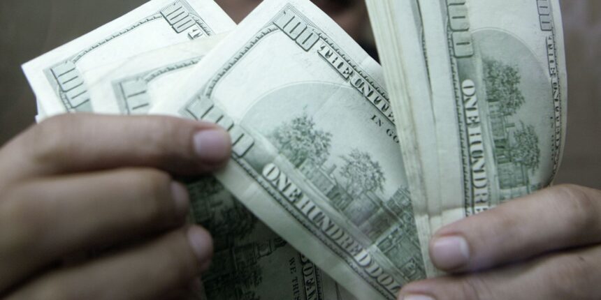 Dólar sobe após fala dura do Fed, mas Bolsa brasileira avança