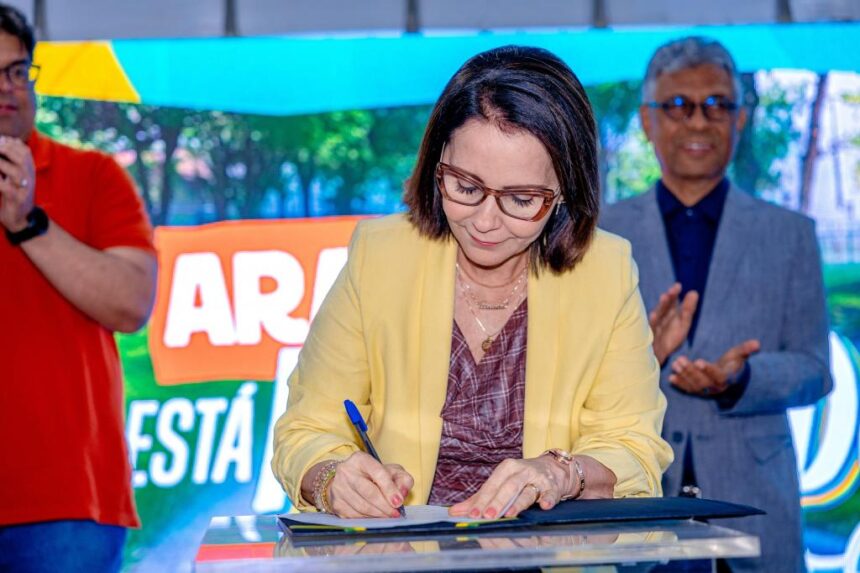 Emília assina ordens de serviço para obras em 10 praças de Aracaju