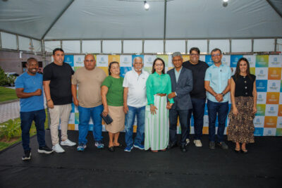 Emília entrega Praça Lycia Maria Lemos revitalizada na Farolândia