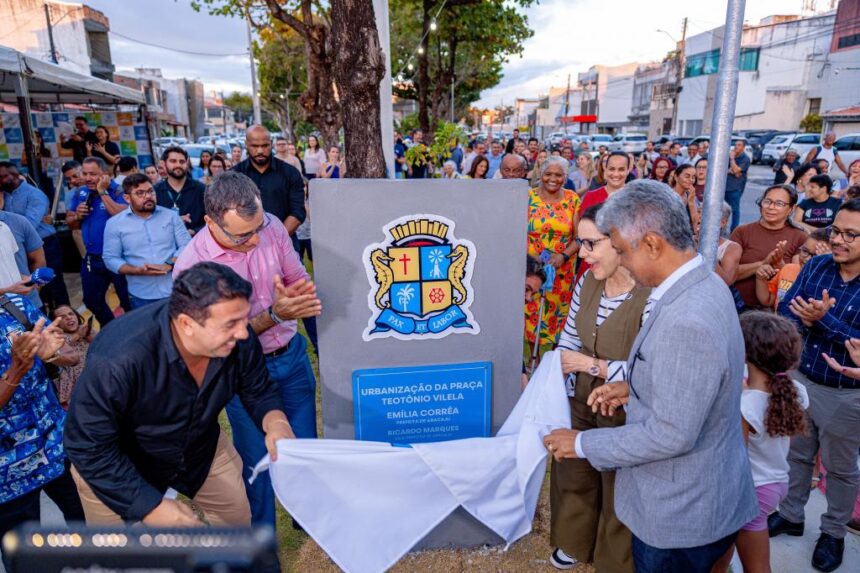 Emília entrega Praça Teotônio Vilela reurbanizada no Ponto Novo