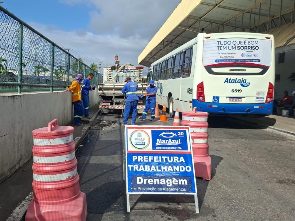 Emurb amplia manutenção da drenagem em 35 vias de Aracaju