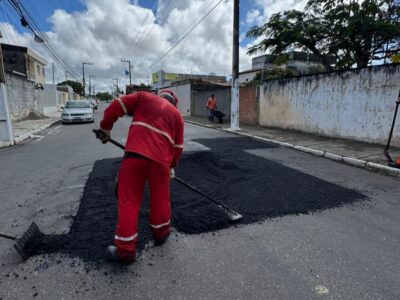 Emurb intensifica operação tapa-buraco em bairros de Aracaju