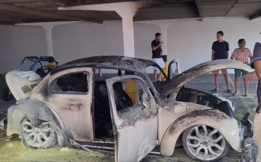 Explosão durante teste incendeia Fusca em garagem no Grageru