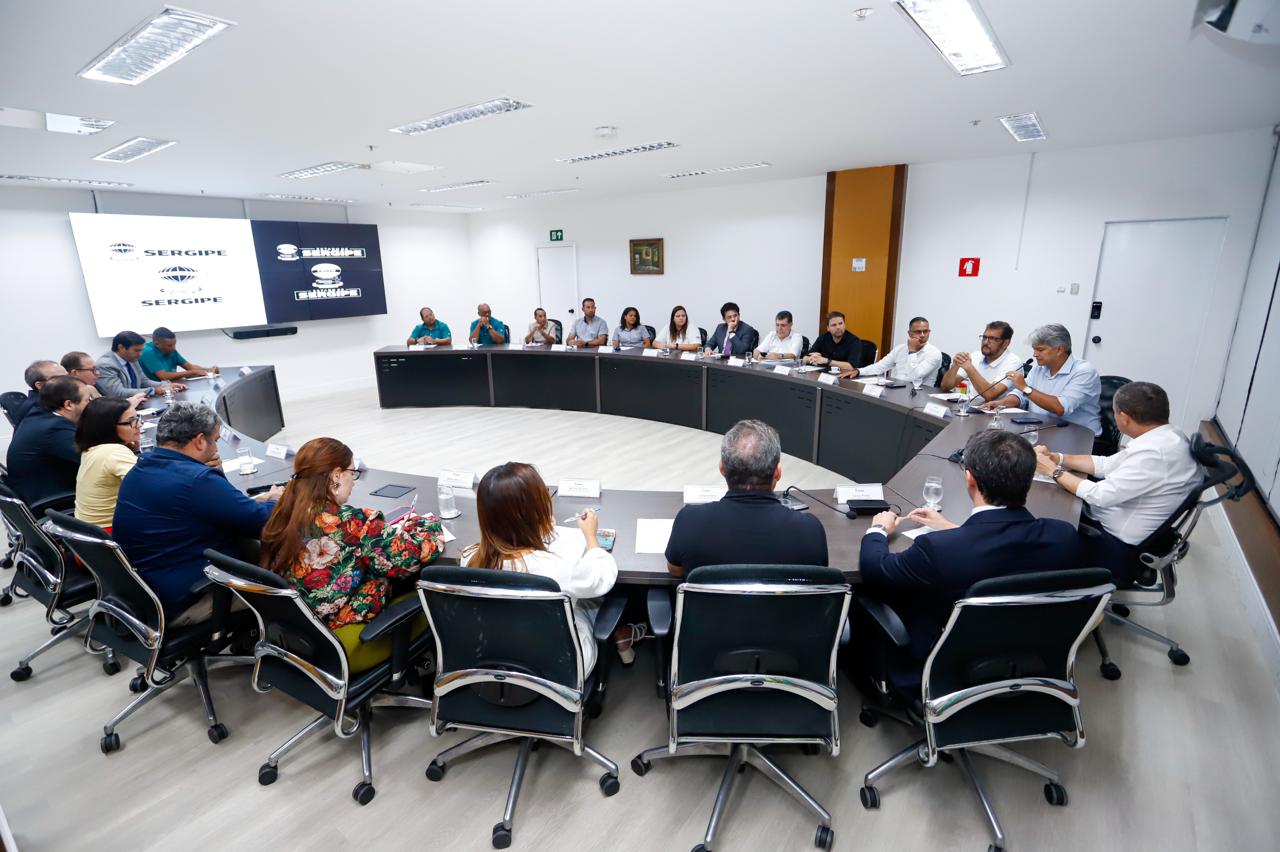 Após apelo, funcionários da VRS Transportes são recebidos pelo governador 2 Governador Fábio Mitidieri em reunião com trabalhadores da VRS Transportes