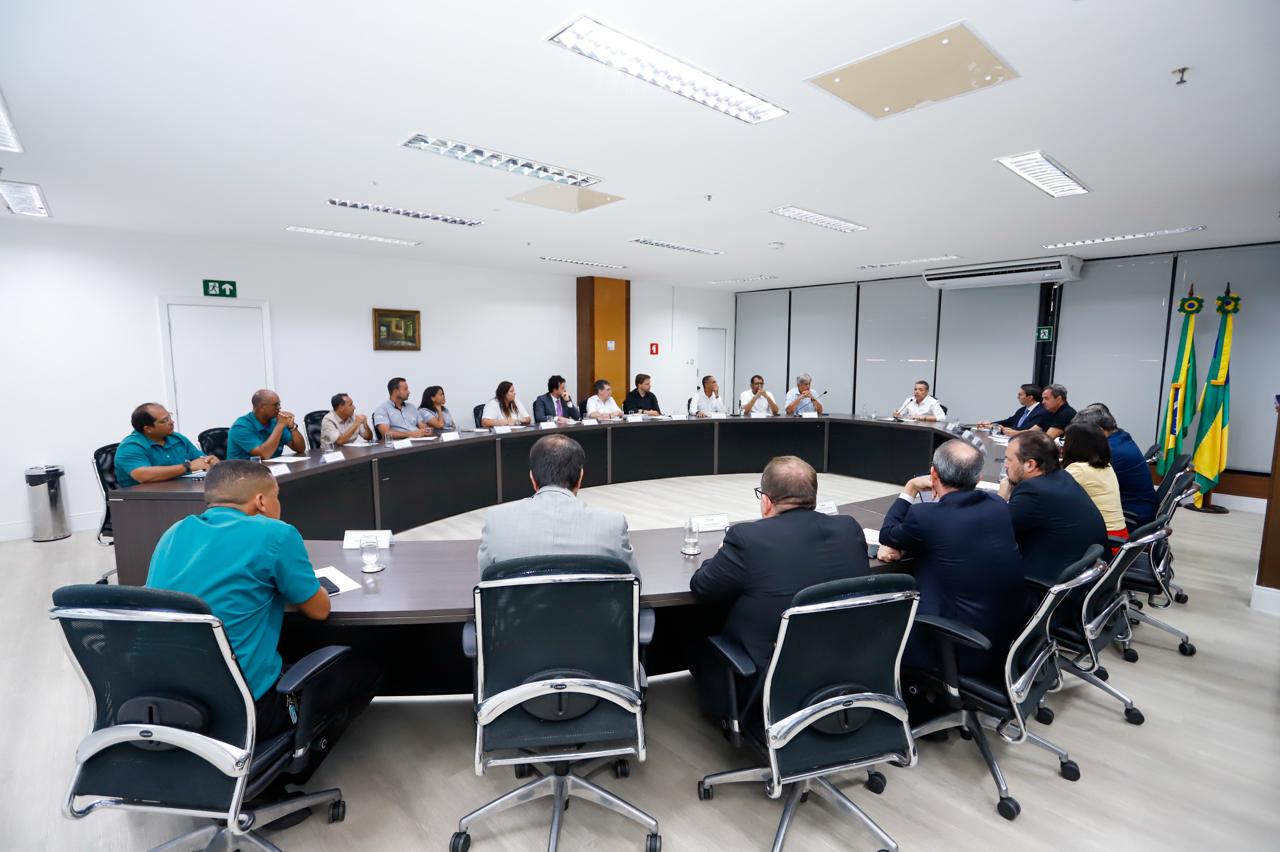 Após apelo, funcionários da VRS Transportes são recebidos pelo governador 3 Governador Fábio Mitidieri em reunião com trabalhadores da VRS Transportes
