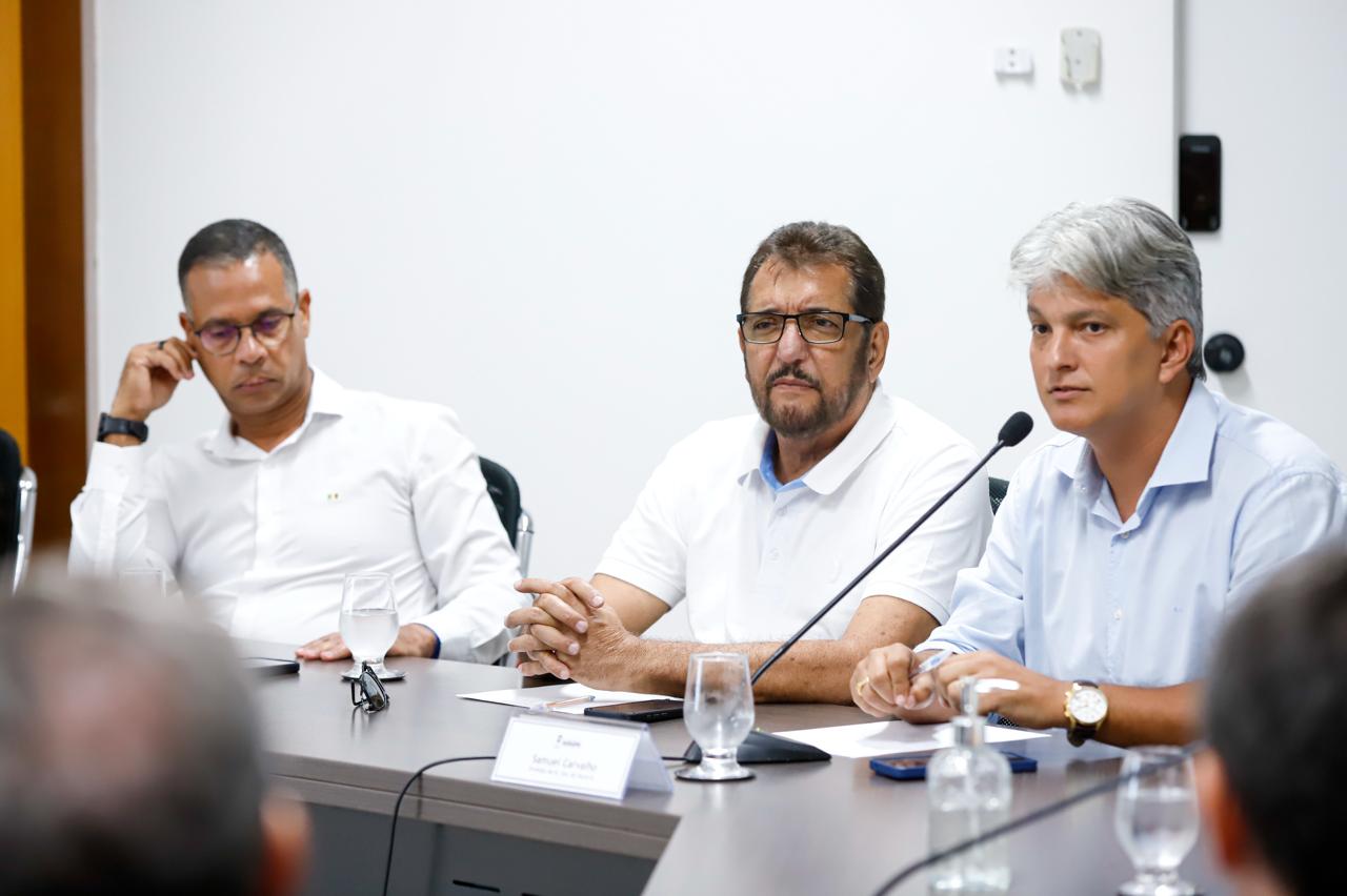 Após apelo, funcionários da VRS Transportes são recebidos pelo governador 4 Governador Fábio Mitidieri em reunião com trabalhadores da VRS Transportes