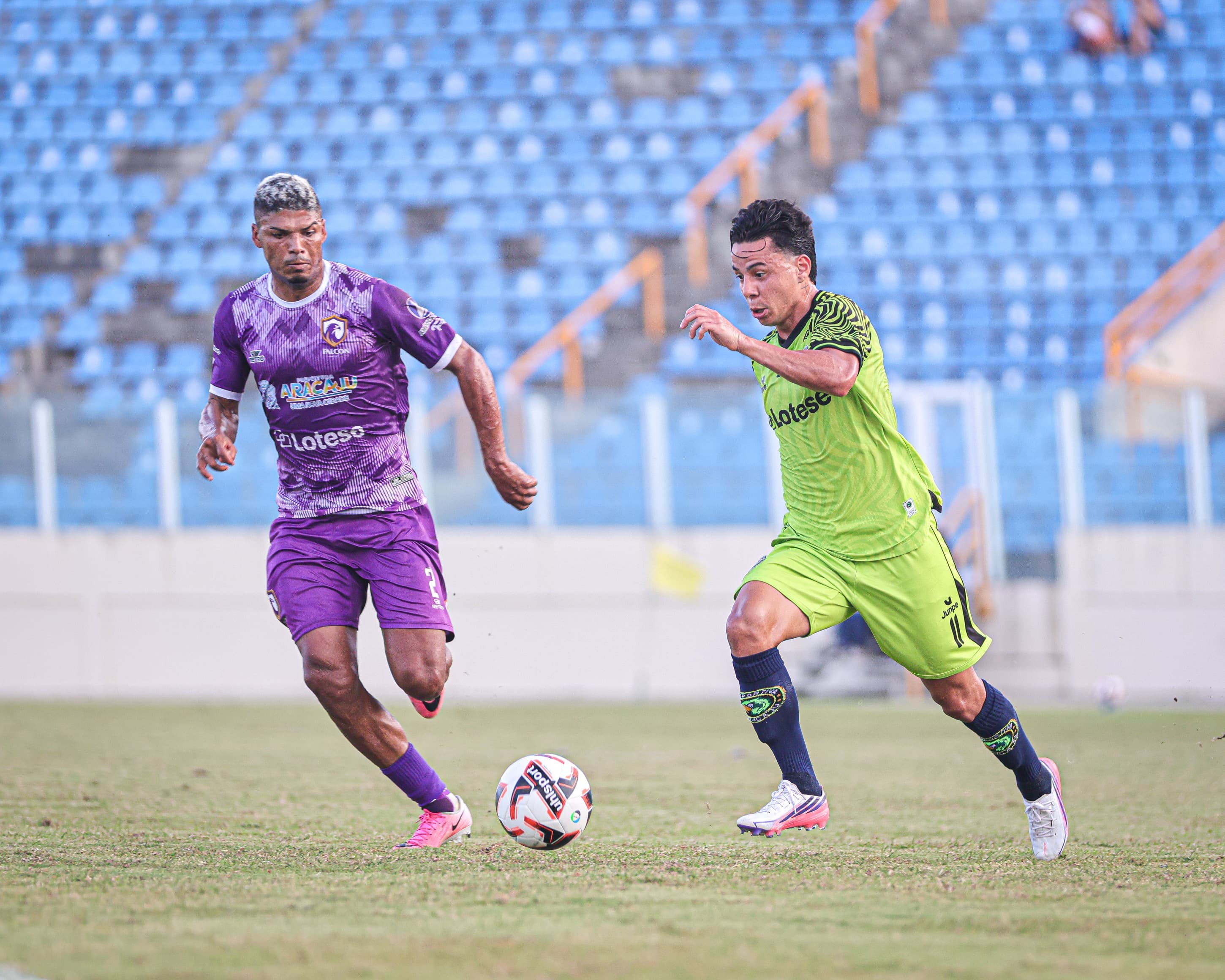 Desportiva Aracaju vence Falcon e conquista a Copa Lotese 6 Disputa de bola entre jogadores na final da Copa Lotese