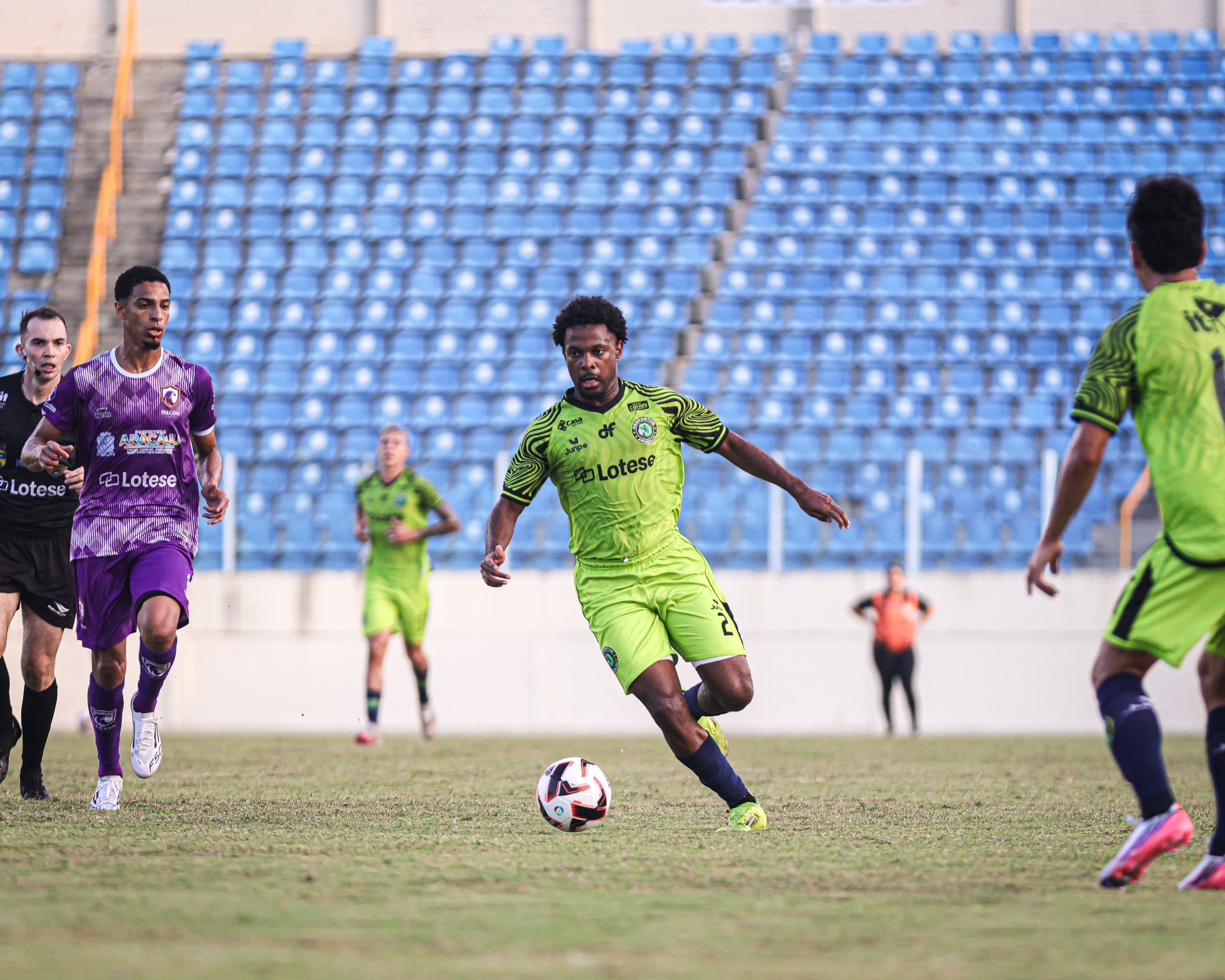 Desportiva Aracaju vence Falcon e conquista a Copa Lotese 4 Jogador da Desportiva Aracaju conduz a bola na final da Copa Lotese