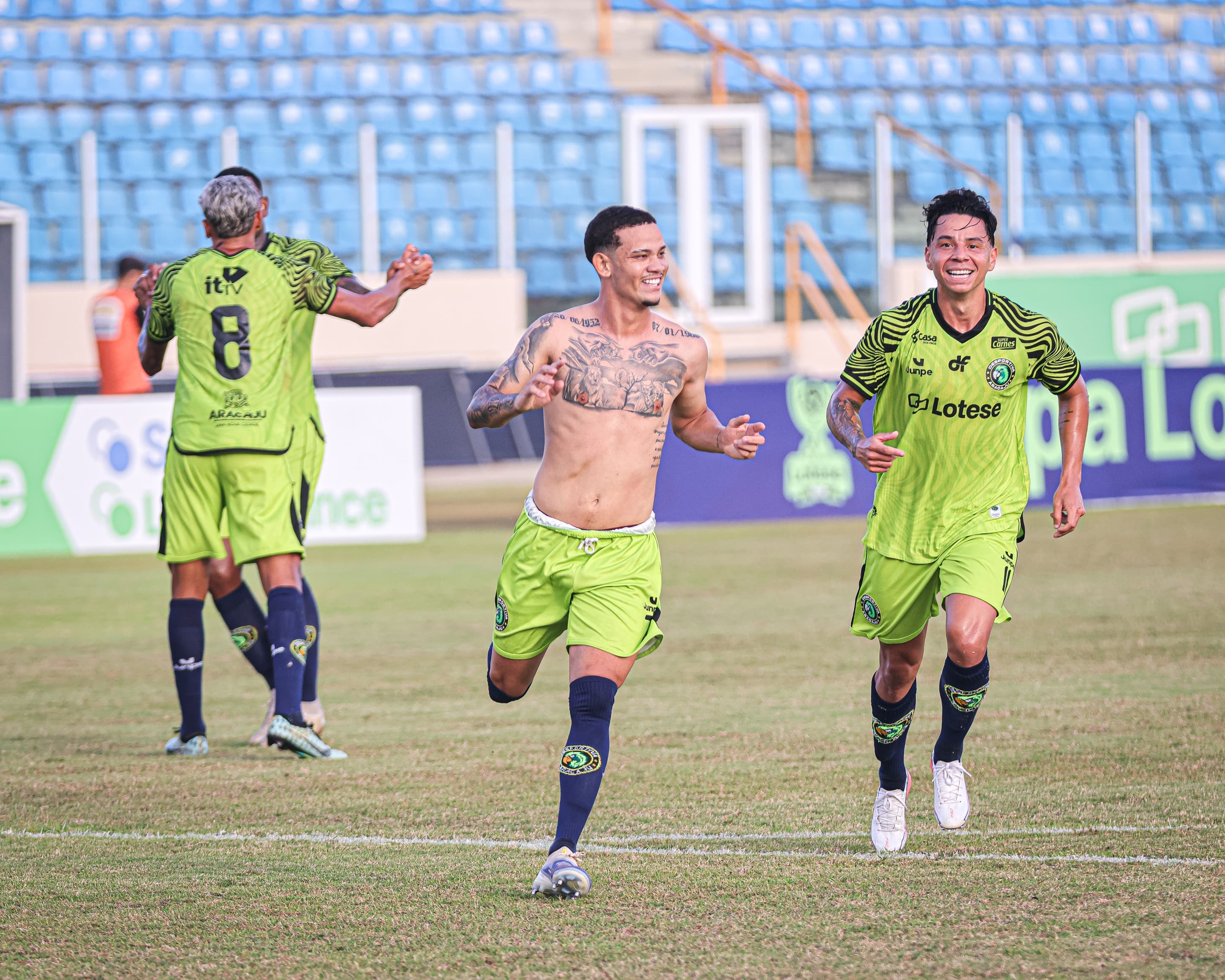 Desportiva Aracaju vence Falcon e conquista a Copa Lotese 5 Jogadores da Desportiva Aracaju comemoram gol na final da Copa Lotese