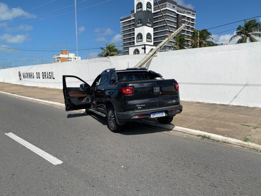 Mal súbito derruba poste após carro atingir rótula na Coroa do Meio