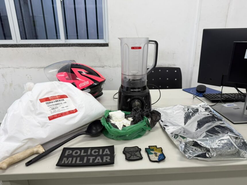 Motociclista colide com viatura e PM apreende 473 g de cocaína em Aracaju