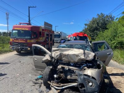 Motorista fica preso às ferragens em batida frontal com ônibus em Socorro