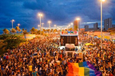 Parada LGBT reúne cultura e defesa de direitos na Orla de Atalaia
