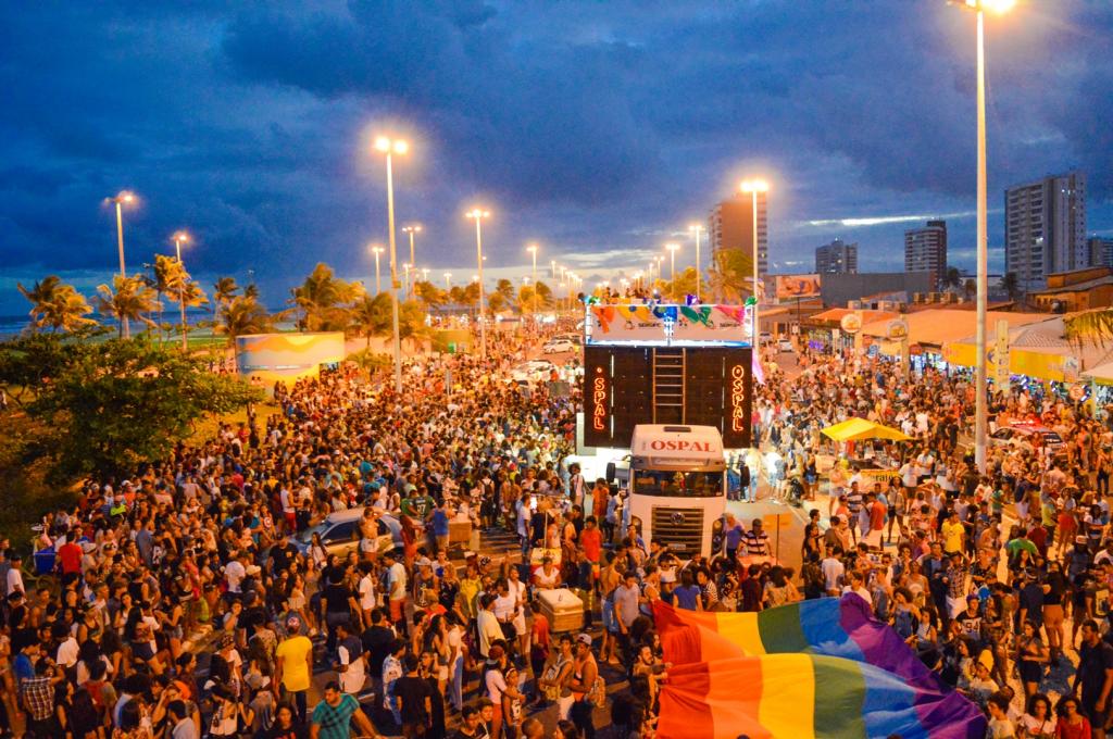 Parada LGBT reúne cultura e defesa de direitos na Orla de Atalaia