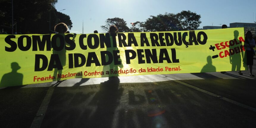 PEC que reduz maioridade penal avança na Câmara e recebe crítica de pediatras