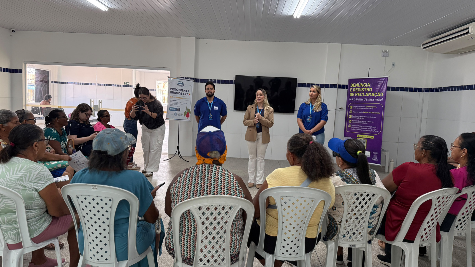 Procon Aracaju orienta idosos no bairro 17 de Março contra golpes digitais