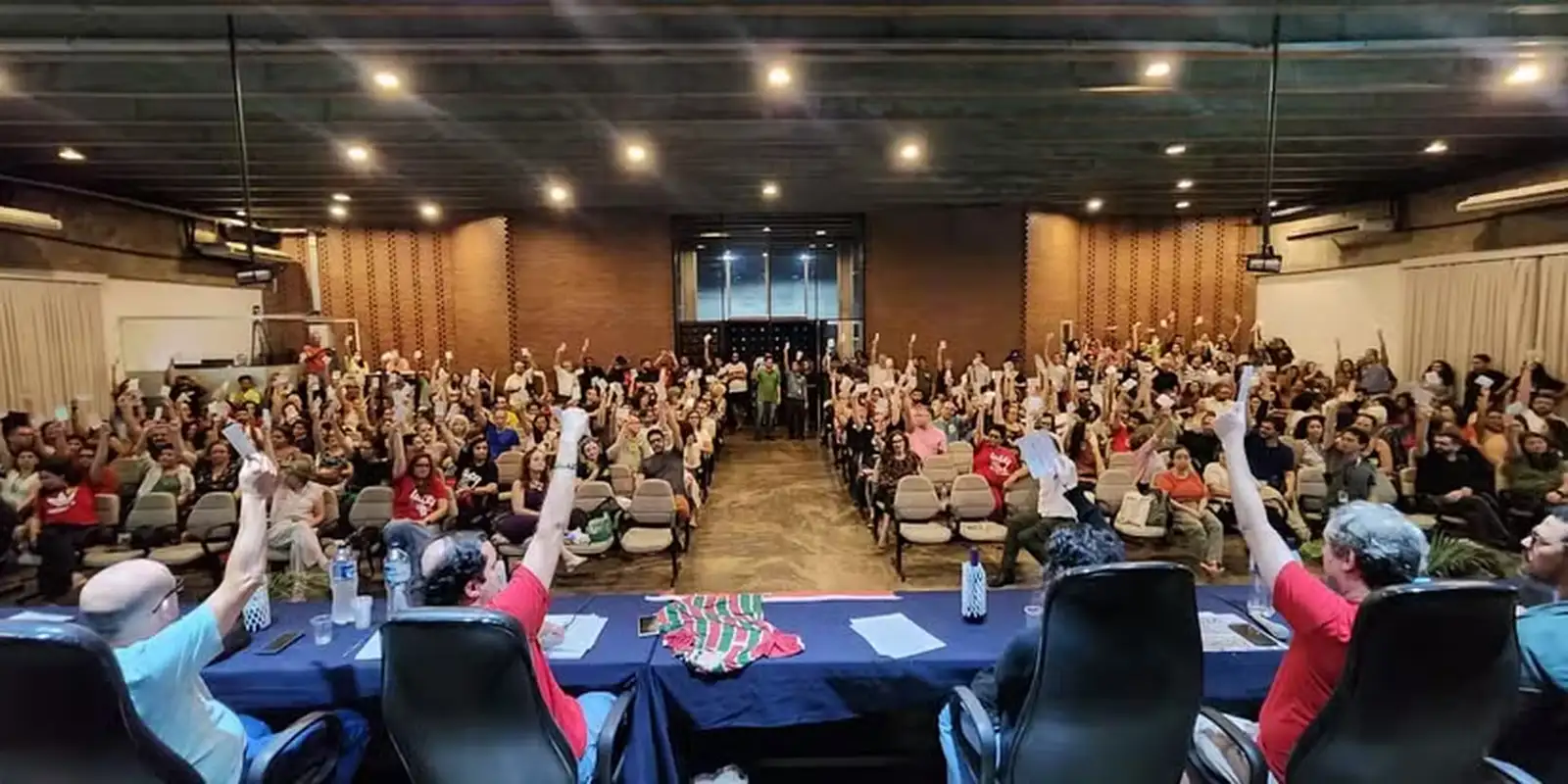 Professores da Uerj suspendem greve, após três meses de paralisação