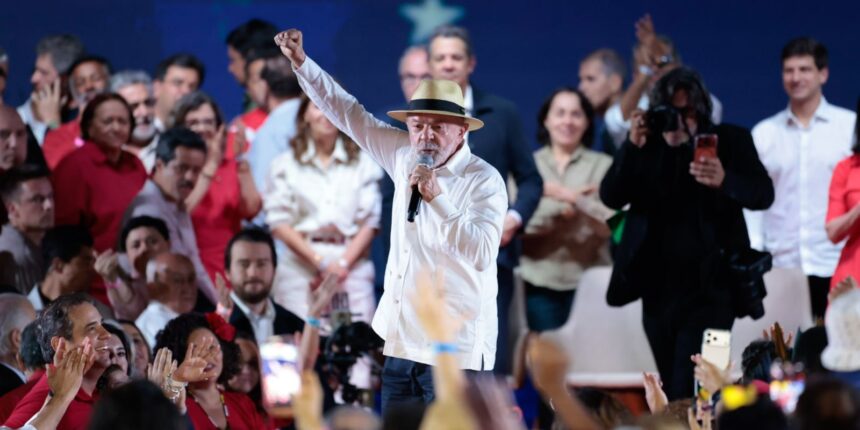 PT lança Lula à reeleição com Alckmin e aliança de sete partidos