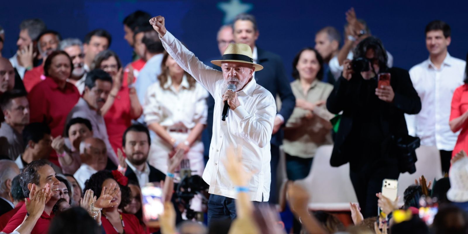 PT lança Lula à reeleição com Alckmin e aliança de sete partidos