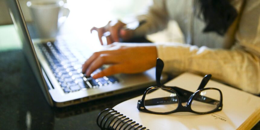 Setor de seguros concentra mulheres na base e mantém liderança masculina