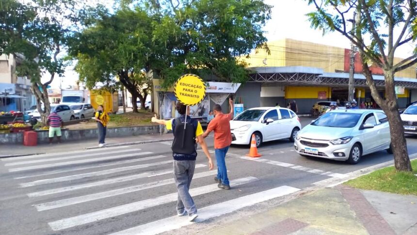 SMTT reforça orientação a pedestres em faixas de Aracaju
