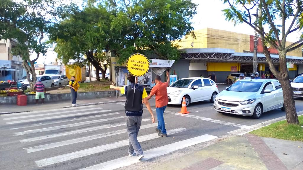 SMTT reforça orientação a pedestres em faixas de Aracaju