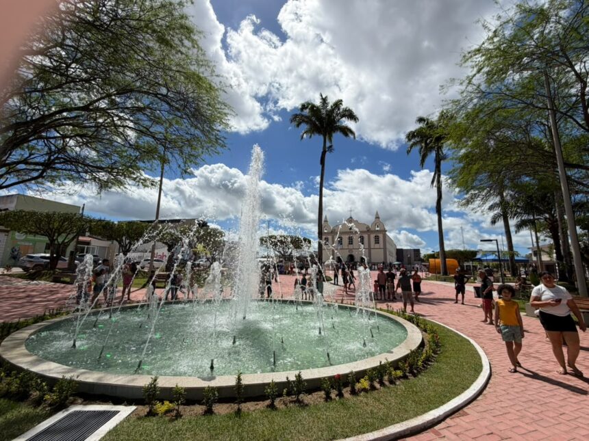 Tobias Barreto entrega praça revitalizada em homenagem ao Padre Souza