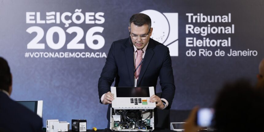 TRE-RJ abre urna eletrônica e detalha barreiras contra fraudes