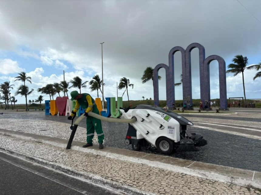 Varrição mecanizada reforça limpeza em espaços públicos de Aracaju